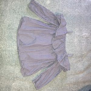 Off the shoulder stripped w/ straps cropped shirt.